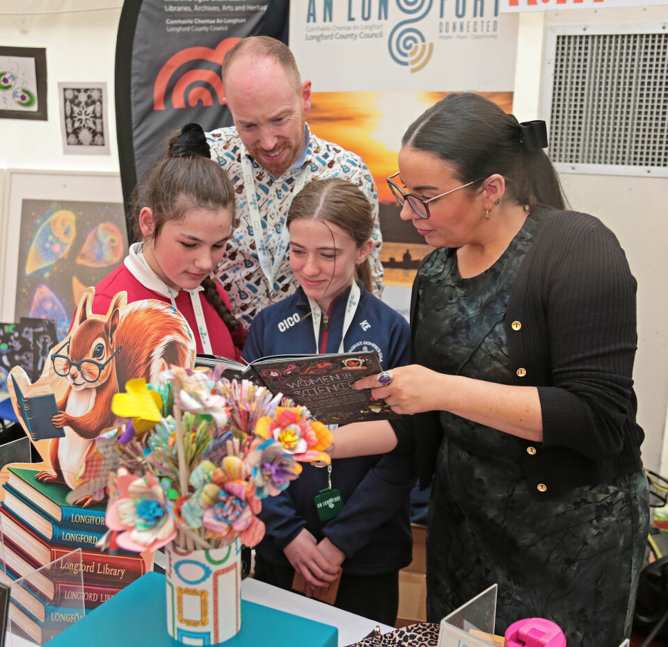 Ciaran-Lennon,-students-from-Stonepark-and-Kenagh-and-Kim-Taylor,-Longford-Libraries